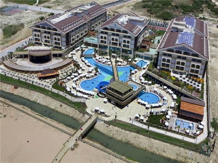 CRYSTAL PALACE LUXURY RESORT & SPA