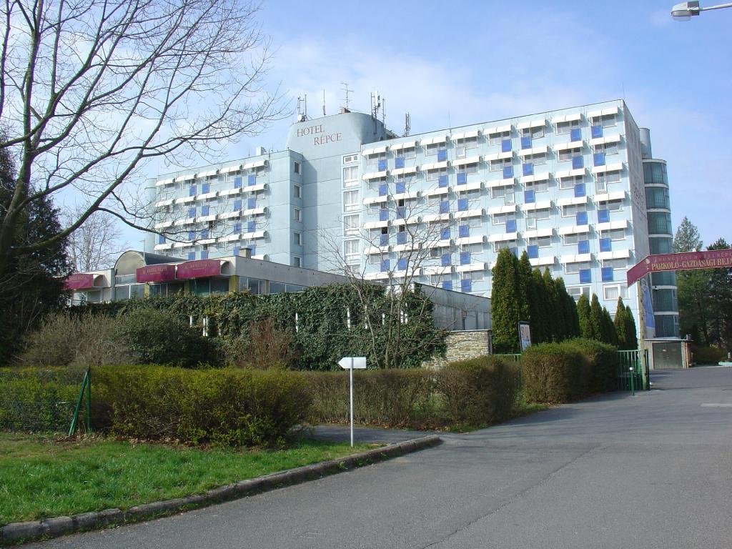 HUNGUEST HOTEL REPCE 3*